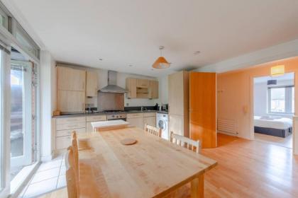 Spacious 2 Bedroom Apartment Near White City - image 23