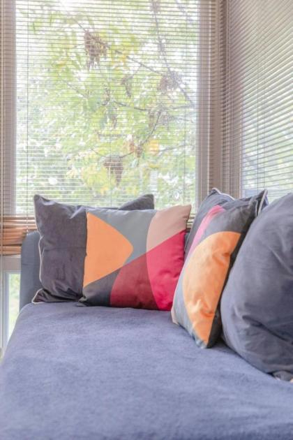 Spacious 2 Bedroom Apartment Near White City - image 24