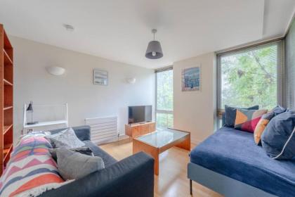 Spacious 2 Bedroom Apartment Near White City - image 25