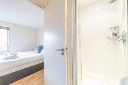 Spacious 2 Bedroom Apartment Near White City - image 27