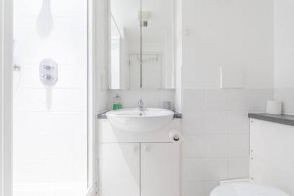 Spacious 2 Bedroom Apartment Near White City - image 28