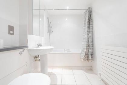Spacious 2 Bedroom Apartment Near White City - image 30