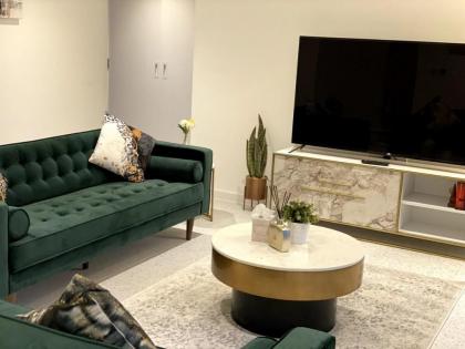 Luxury Spacious king size beds with parking - image 21