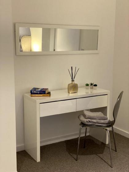 Luxury Spacious king size beds with parking - image 22