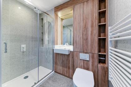 Luxury Spacious king size beds with parking - image 23