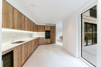 Luxury Spacious king size beds with parking - image 24