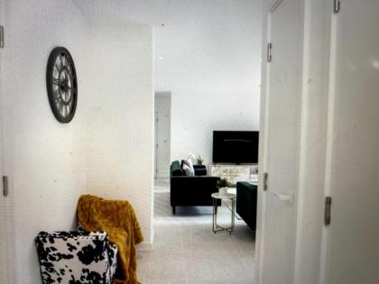 Luxury Spacious king size beds with parking - image 25