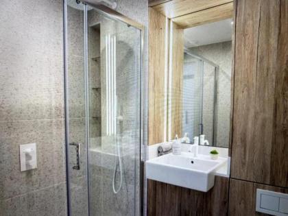 Luxury Spacious king size beds with parking - image 26