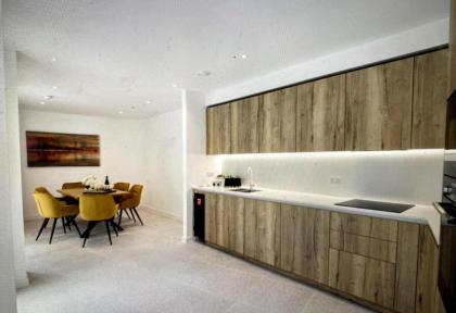 Luxury Spacious king size beds with parking - image 27