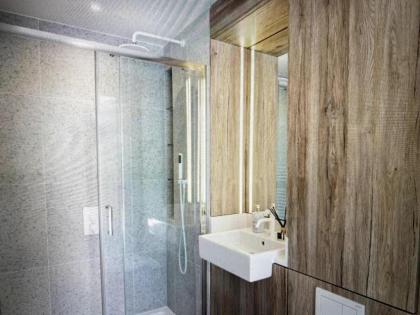 Luxury Spacious king size beds with parking - image 28