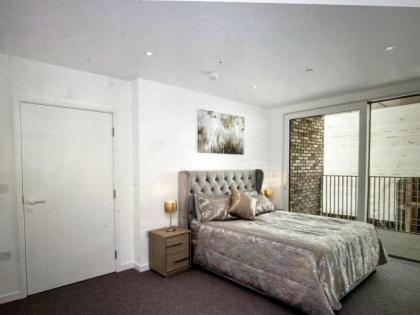 Luxury Spacious king size beds with parking - image 29