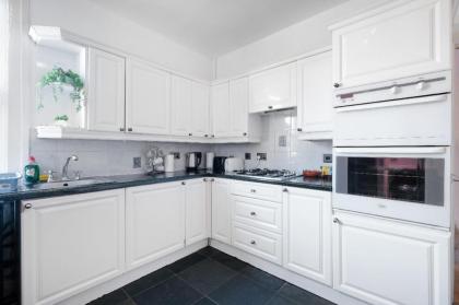 Characteristic 3 Bedroom House Fulham - image 17
