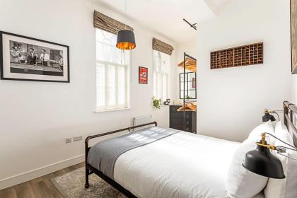 Contemporary Victorian Studio - image 14