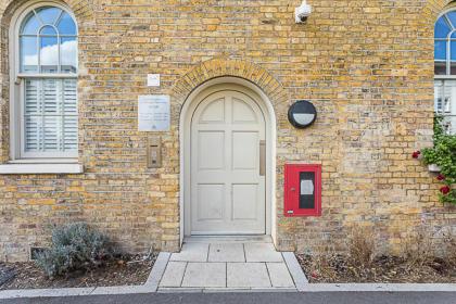 Contemporary Victorian Studio - image 21