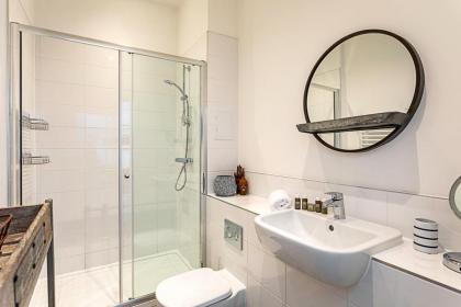 Contemporary Victorian Studio - image 22