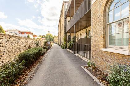 Contemporary Victorian Studio - image 23