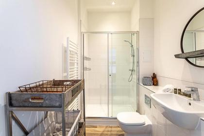 Contemporary Victorian Studio - image 25