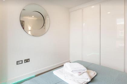 Premier 3 Bed Apartment - image 28