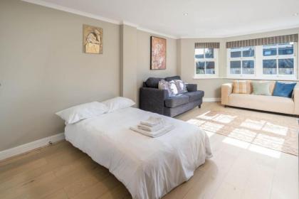 Bright 1 Bed Sleeps 4 Barons Court 7m to Tube