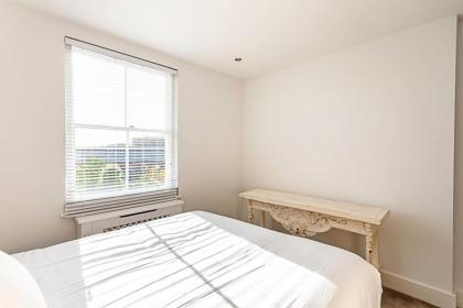 Elegant 3 bed apartment in Earls Court - image 22