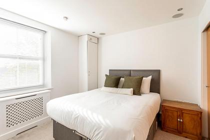 Elegant 3 bed apartment in Earls Court - image 23