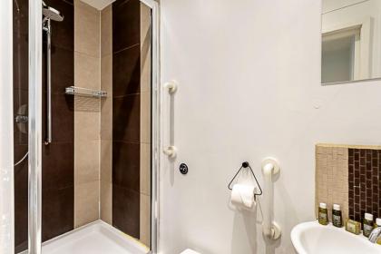 Elegant 3 bed apartment in Earls Court - image 26