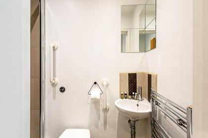 Elegant 3 bed apartment in Earls Court - image 27