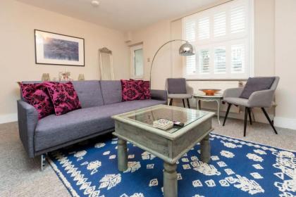 Spacious 1 Bedroom Garden Flat near King's Road - image 24