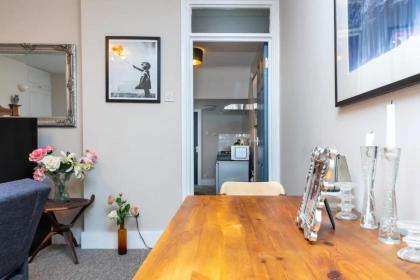 Spacious 1 Bedroom Garden Flat near King's Road - image 25