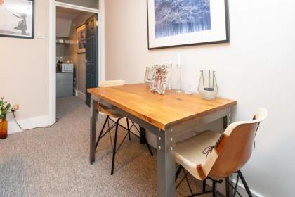 Spacious 1 Bedroom Garden Flat near King's Road - image 27