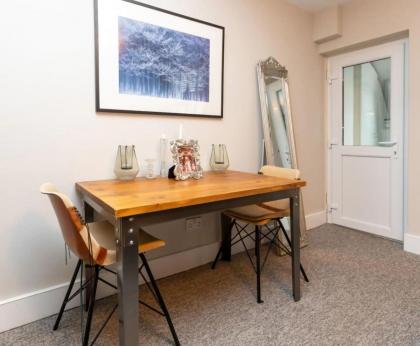 Spacious 1 Bedroom Garden Flat near King's Road - image 29