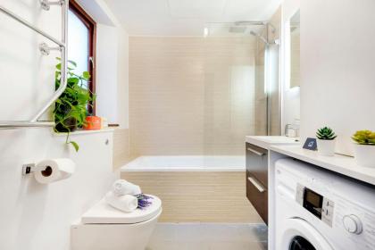 Bright and Modern Mayfair Apartment - image 22