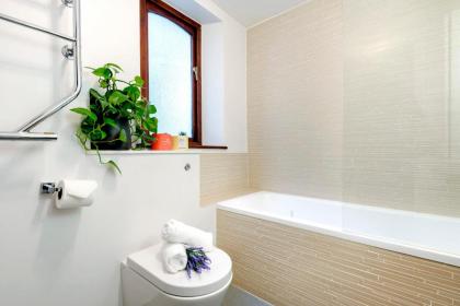 Bright and Modern Mayfair Apartment - image 23