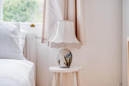 Bright Two Bedroom Apartment Near Vibrant Camden Town - image 22