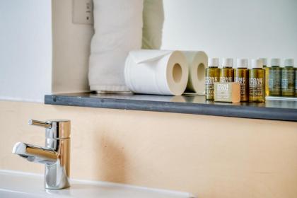 Bright Two Bedroom Apartment Near Vibrant Camden Town - image 24
