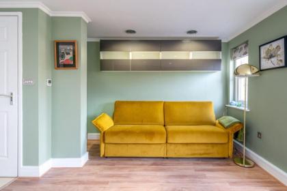 Modern 1 Bedroom Barons Court Flat Lift and Balcony