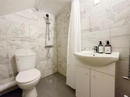 Immaculate 3-Bed House in central London - image 22