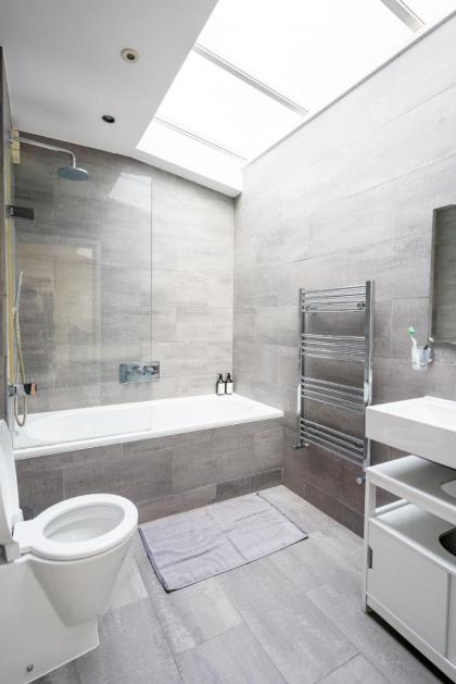 Immaculate 3-Bed House in central London - image 23