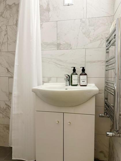 Immaculate 3-Bed House in central London - image 24