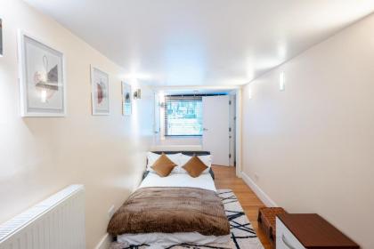 Immaculate 3-Bed House in central London - image 25