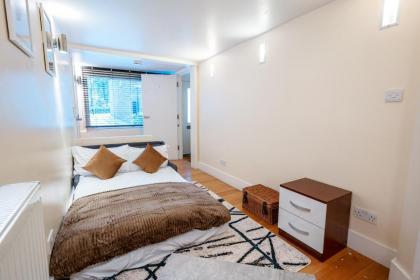 Immaculate 3-Bed House in central London - image 26