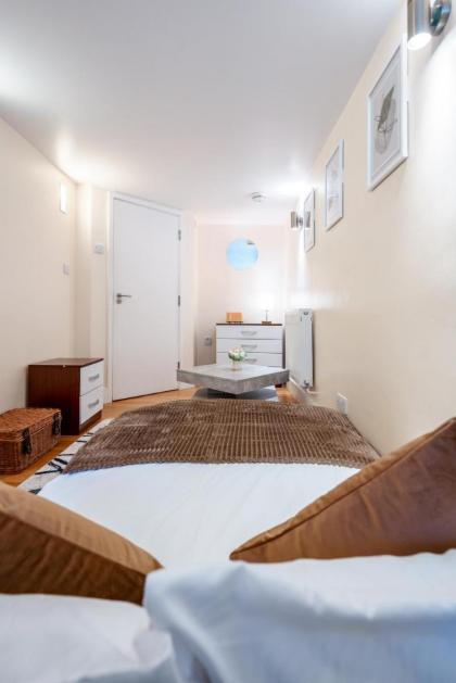 Immaculate 3-Bed House in central London - image 27