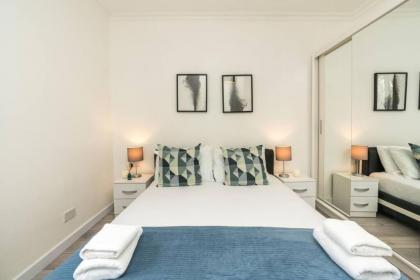 Superb flat close to super famous Portobello Road - image 16