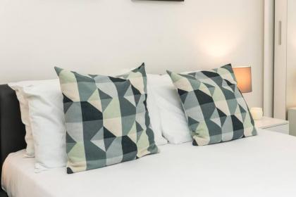 Superb flat close to super famous Portobello Road - image 17