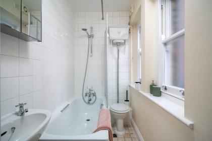 Shoreditch London Stylish One-Bedroom Apartment - image 14