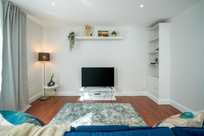 Shoreditch London Stylish One-Bedroom Apartment - image 17