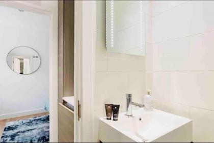 Canary wharf Luxury apartment - image 21