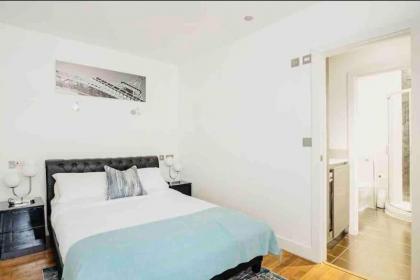 Canary wharf Luxury apartment - image 23