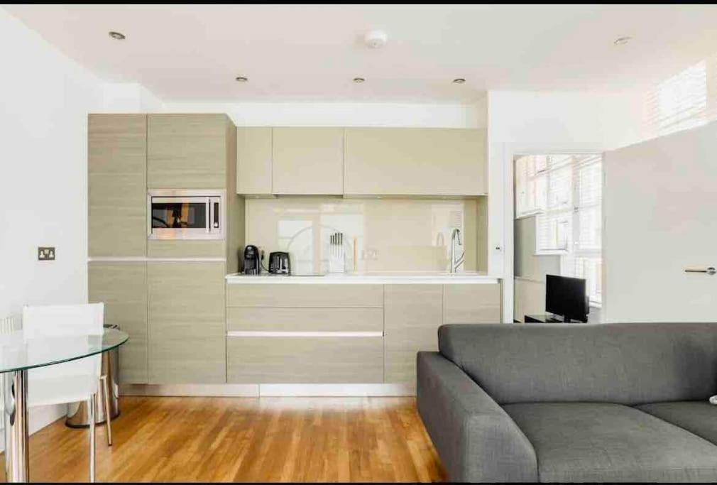 Canary wharf Luxury apartment - image 7