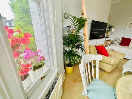 Artist's Bright Hampstead Heath Village 2 bed - image 25